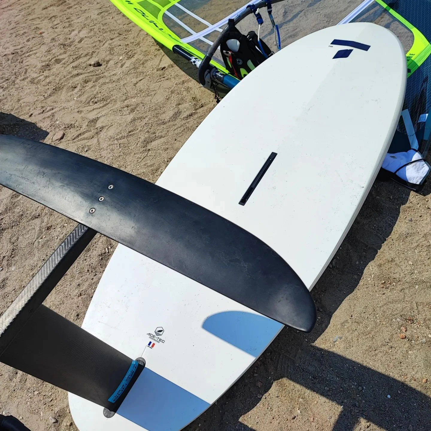 Foil mast and wing fitted beneath a board